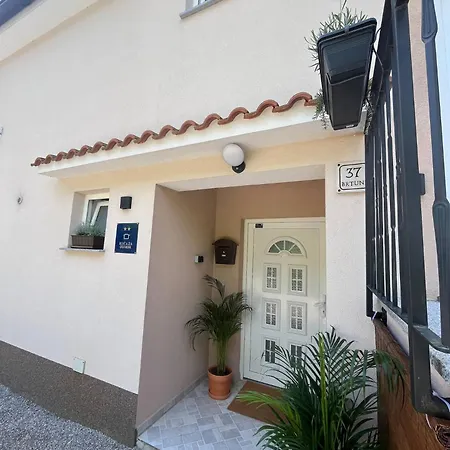 Family House With Pool, Garden & Kids Zone - Dunja Ferienhaus *